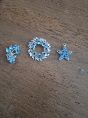 Vtg 1950s-1960s 3 Piece Jewelry Set 2 Brooches 1 Pendant No Chain Silver Blue