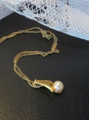 PEARL PENDANT NECKLACE Yellow Gold Tone Elegant Setting 1950s Dainty Tiny Links