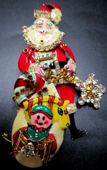 LUNCH AT THE RITZ Christmas Santa’s Pin Enamel Crystal Brooch On Original Card