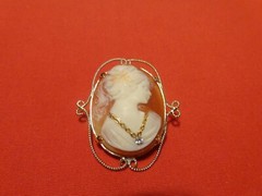 ANTIQUE LARGE CAMEO PIN -BEAUTIFUL GIRL WITH GOLD TONE METAL TRIM 2 x 1 3/4 in