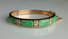 18K YELLOW GOLD JADEITE JADE & DIAMOND OVAL HINGED BANGLE BRACELET SIZE 6”