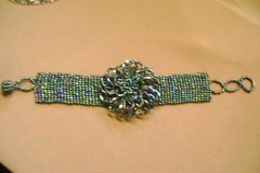 VTG- WIDE MULTICOLOR GLASS SEED BEADED LARGE CENTER FLOWER ADJUSTABLE BRACELET