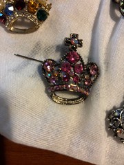 4 Women’s Crown Style Brooches w/Embelished Jewels – Nice!