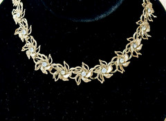 Vintage Mid Century Raised Flower Blue Rhinestone Collar Choker Necklace n908