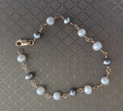 Vintage 14K Yellow Gold Black and White Pearl Wire Twist Bracelet