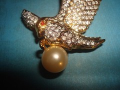 STUNNING SIGNED AD2001 EAGLE W/PEARL PAVE’ CRYSTAL RHINESTONES BROOCH GOLD PLATE