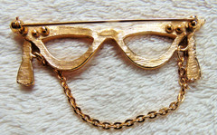 Cat Eye Glasses Brooch Pin Gold Metal with Rhinestones Bling & Chain Jewelry