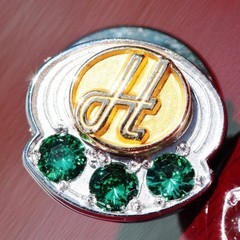 14k multi tone gold 0.24ct Treated Emerald service pin vintage 3.3gr