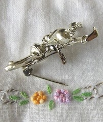 HARD TO FIND VINTAGE SILVER TONE METAL CARTOON HOBO BUNNY RABBIT FIGURAL BROOCH
