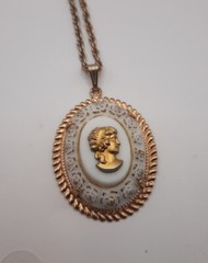 Vintage White Oval Cameo Pendant Gold Tone Chain Necklace 23″