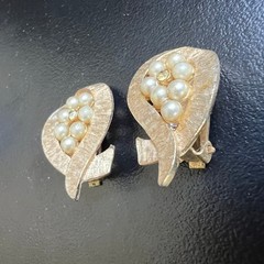 Vintage Mode Art Clip On Earrings Faux Pearl Rhinestone Brushed Gold Tone