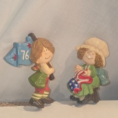 Hallmark Vintage EVERYDAY Pin Brooch SET – 1976 Bicentennial USA Flag Patriotic