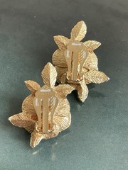 Village Sarah Coventry ” American Beauty” Rose Clip-on Earrings Gold Tone 1961