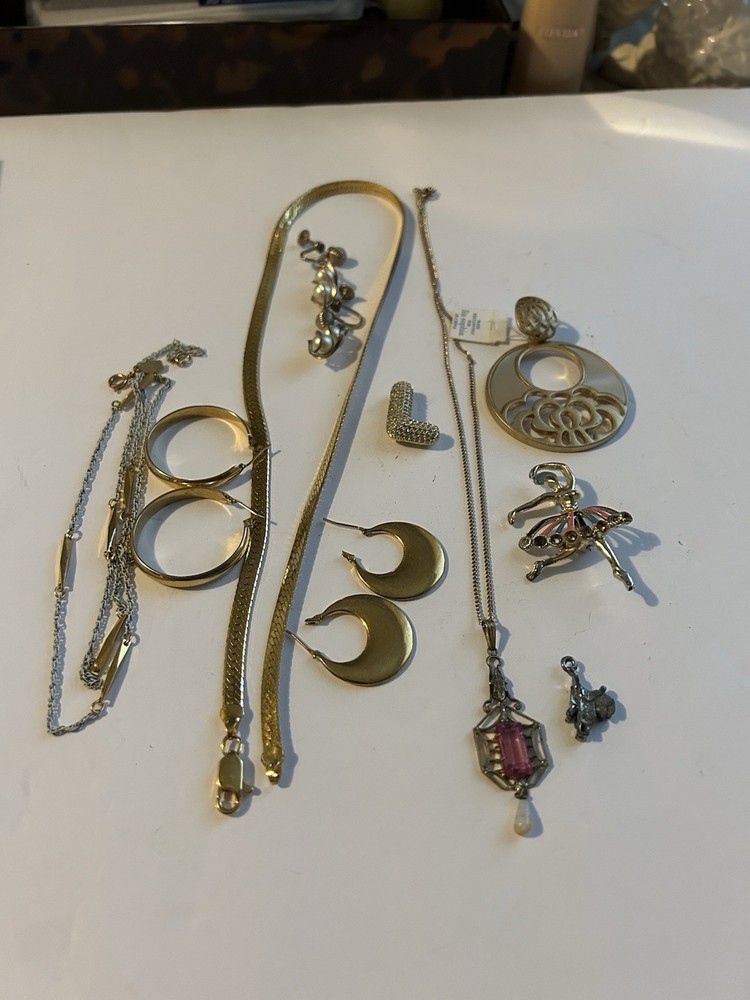 vintage 10 piece jewelry set 2 Pairs Of Monet Earrings Gold Tone Chain Necklace