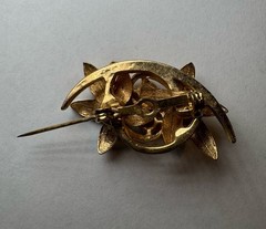 Vintage Gold Tone Floral Brooch Pin W/ Faux Pearl & Purple Rhinestone 3D Texture