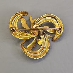 Vintage Damascene Brooch Spiral Imitation Pearl Gold Tone 1.5″