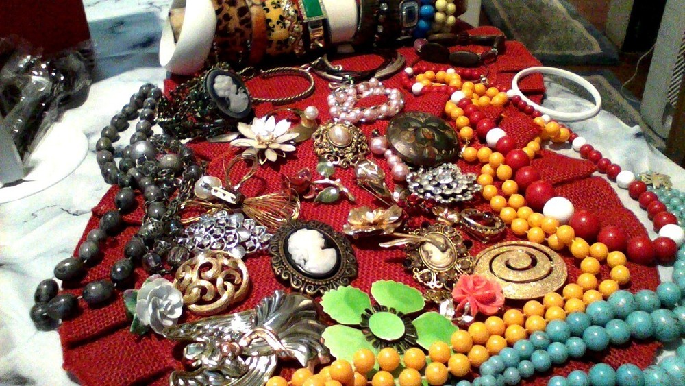 large lot of vintage jewelry all wearablePLEASE LOOKAT ALL PHOTOS TO SEE ALL