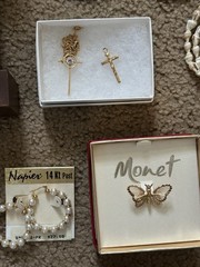 Huge Vintage Estate Costume Jewelry Lot About 125 Pieces Many Wearable