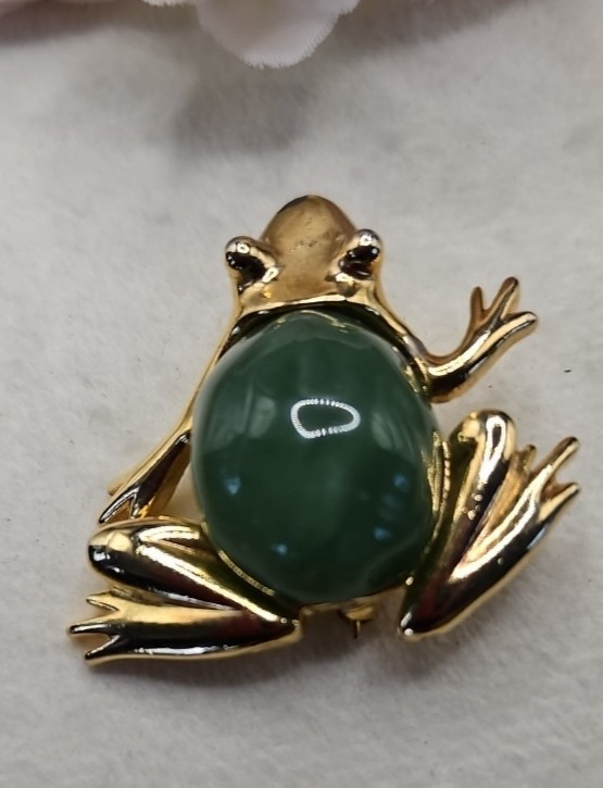 Vintage Kenneth J Lane Frog Green belly Brooch Pin Gold Tone Signed Faux Jade