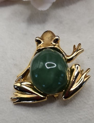 Vintage Kenneth J Lane Frog Green belly Brooch Pin Gold Tone Signed Faux Jade