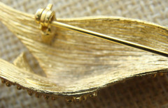 VTG Lg Linda Gal Goldtone Giraffe Pin Brooch Textured Crystal Eyes – SIGNED LG