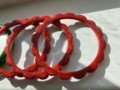 Lot Of 4 Vintage Green Leaf & Marbled Red Daisy Carved Bakelite Bangle Bracelets