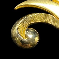 Vintage Tona Brooch Matte Shiny Goldtone Swirl 3-1/8″ Long