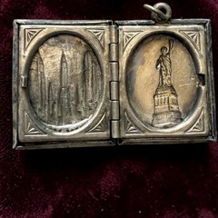 Vintage New York Souvenir Book Locket Die-Struck Statue Liberty Skyline c1935-45