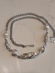 Vintage Faux Pearl Silver Tone Necklace 16″ Mid Century Modern Costume Jewelry