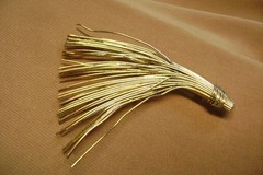 VINTAGE WISK /BRUSH/BROOM WIRED 2.5″ LENTH GOLD TONE BROOCH
