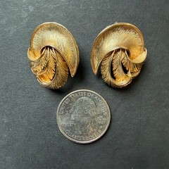 Vintage TRIFARI Crown Gold Tone Swirl Feather Leaf Clip on Earrings 1955-1969