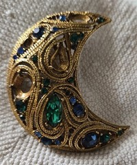 Vintage Unsigned La Roco Paisley Crescent Moon Brooch Gold Tone REPAIR AS-IS