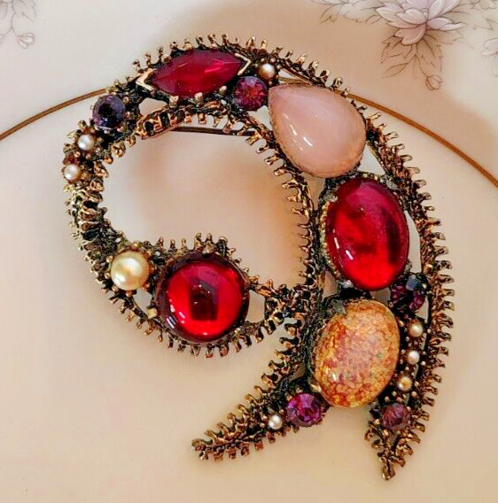 VTG BROOCH Textured Gold Tone Paisley Shape Fire Opal Cabochon Pink Red 2.5 in