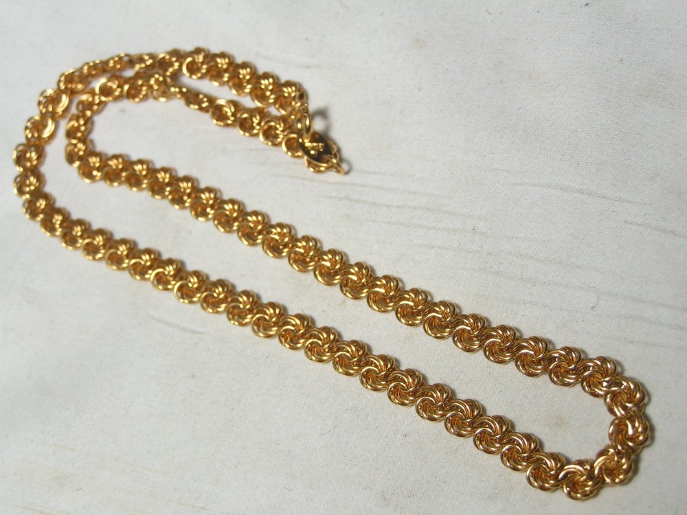 …Vintage TRIFARI…Gold Tone Spiral Links Chain Necklace…18″ Long…
