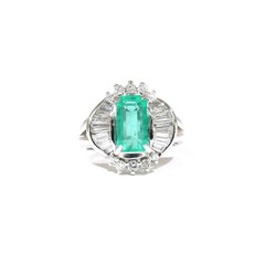 Emerald ring in platinum Japanese Vintage Estate Jewelry JEM-1151