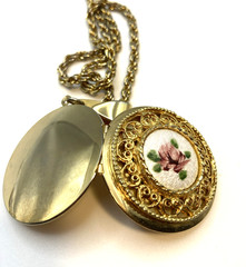 Vintage Unsigned Guilloche Gold Tone Enamel Rose Locket With 26” Chain