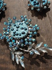 VINTAGE JUDY LEE BLUE RHINESTONE PIN & CLIP EARRINGS SET