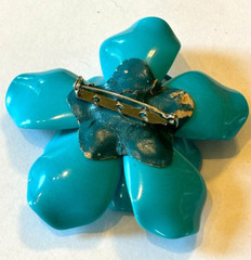 Cute Vintage Unmarked Blue Plastic Flower Pin 3.5″ in Diameter