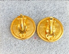 VINTAGE MMA Metropolitan Museum Of Art Blue Bead Red Enamel Earrings Gold Tone