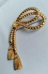 Vintage Knotted Cable Rope Double Dangle Tassel Charms Gold Tone Brooch Unsigned