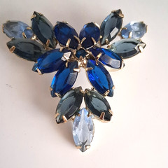 Vintage Blue Navette Prong Set Glass Rhinestones Gold Tone Brooch Pin 2 1/4″