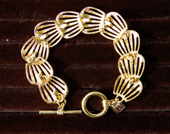 Chic Designer Anne Klein Bracelet Gold Tone Toggle Clasp Retro Chunky Shell Link