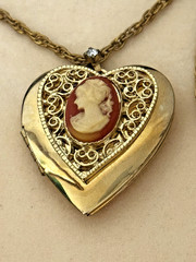 Vintage Duet by Smart H.G.E. Cameo Heart Locket & Chain Necklace Orig Box & Tags