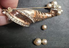 Gold toned Metal Imitation Pearl Rhinestone Cornucopia Brooch Pin NEEDS REPAIR