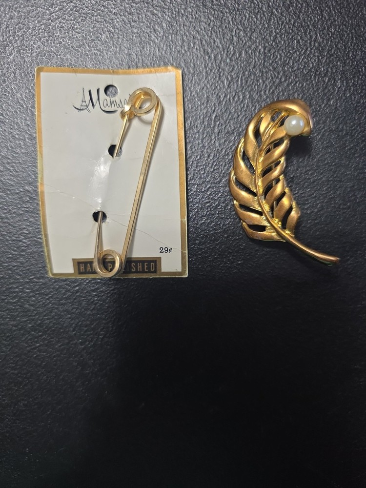 Lot Of 2 Vintage, 1 New In Card. Safety Linn Brooch On Card, Leaf/…