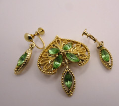 Vintage Peridot Green Rhinestone Gold Tone Brooch Pin Screw Dangle Earrings Set