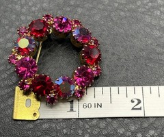 Vintage Red Pink Magenta Crystal Rhinestone Wreath Brooch Pin Gold Tone