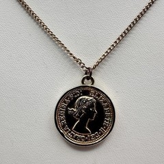 Vintage 70s Queen Elizabeth II British Five Pence Coin Pendant Necklace Jewelry