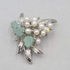 Vintage Carved Green Stone Leaves Brooch Pendant Silver tone White Bead 1 5/8″