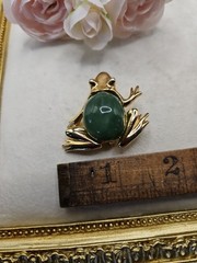 Vintage Kenneth J Lane Frog Green belly Brooch Pin Gold Tone Signed Faux Jade